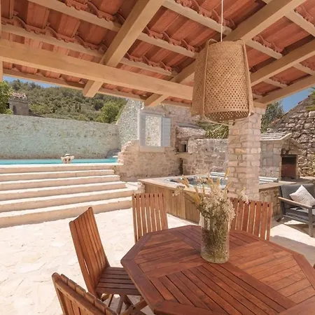 Beautiful House With Views In Hvar *